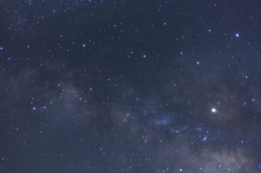 Kainatta yıldızlar ve uzay tozuyla Samanyolu Galaksisi