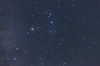 Kainatta yıldızlar ve uzay tozuyla Samanyolu Galaksisi