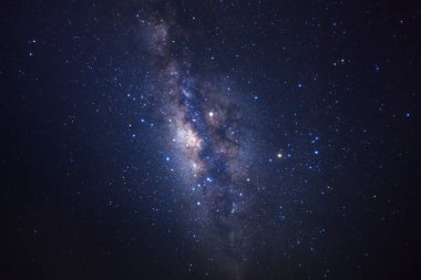 Samanyolu Galaksisi 'nin yıldızları ve uzay tozlarıyla birlikte Tayland' ın Phitsanulok kentindeki Phu Hin Rong Kla Milli Parkı 'nda