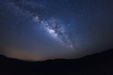 Samanyolu yıldız ve evrendeki, uzun pozlama fotoğraf, tahıl ile uzay tozu ile.