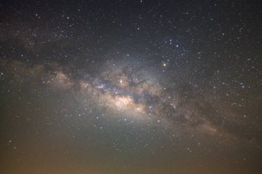 Kainatta yıldızlar ve uzay tozuyla Samanyolu Galaksisi 