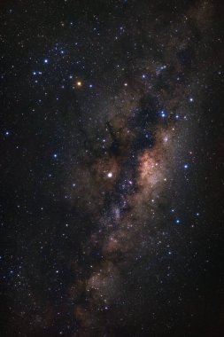 Kainatta yıldızlar ve uzay tozuyla Samanyolu Galaksisi 