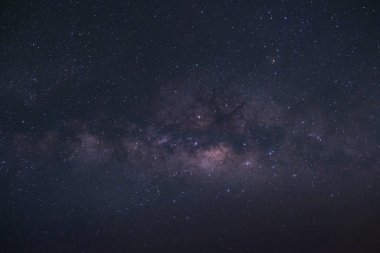 Kainatta yıldızlar ve uzay tozuyla Samanyolu Galaksisi