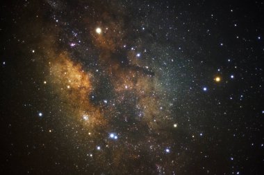 Kainatta yıldızlar ve uzay tozuyla Samanyolu Galaksisi