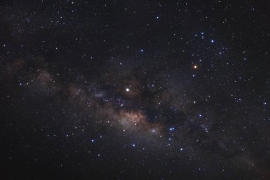 Kainatta yıldızlar ve uzay tozuyla Samanyolu Galaksisi