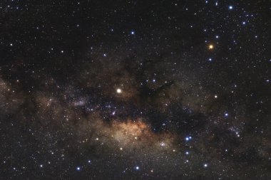 Kainatta yıldızlar ve uzay tozuyla Samanyolu Galaksisi