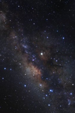 Kainatta yıldızlar ve uzay tozuyla Samanyolu Galaksisi