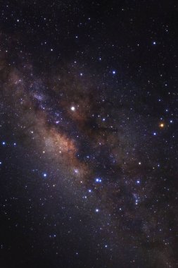 Kainatta yıldızlar ve uzay tozuyla Samanyolu Galaksisi