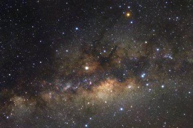 Kainatta yıldızlar ve uzay tozuyla Samanyolu Galaksisi