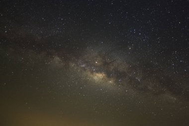 Kainatta yıldızlar ve uzay tozuyla Samanyolu Galaksisi