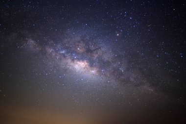 Kainatta yıldızlar ve uzay tozuyla Samanyolu Galaksisi