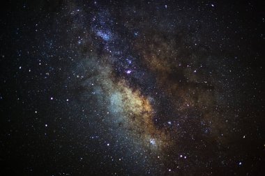 Samanyolu galaksisinin merkezi. Uzun pozlu fotoğraf. Tahıllı.