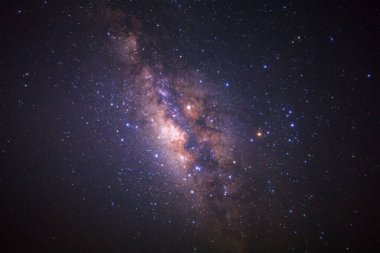 Gece gökyüzünde ve Samanyolu Galaksisi 'nde yıldız ışığı. Uzun pozlu fotoğraf. Tahıllı.