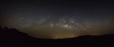 Phu Hin Rong Kla Ulusal Parkı, Phitsanulok Tayland dağının tepesindeki panorama Samanyolu Galaksisi