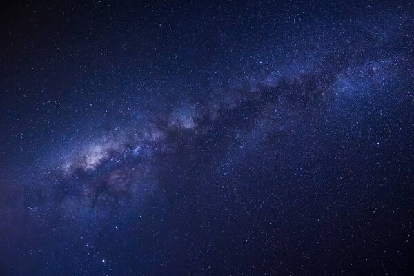 Галактика Млечного Пути со звездами и космической пылью во Вселенной, фотография длительного действия, с зерном
.