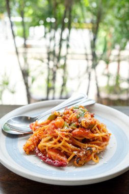 ahşap masa spagetti deniz ürünleri domates sosu