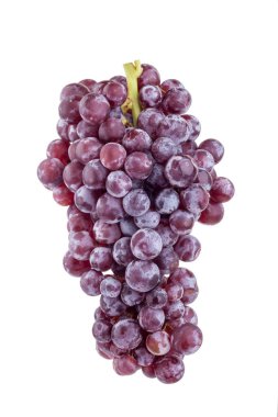 Beyaz arkaplanda taze kırmızı üzüm