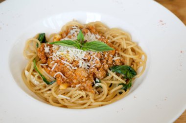 Et soslu ve fesleğenli spagetti.