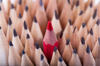 Birçok olanlar arasında bir keskinleşmiş kırmızı kalem