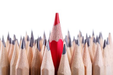 Birçok olanlar arasında bir keskinleşmiş kırmızı kalem