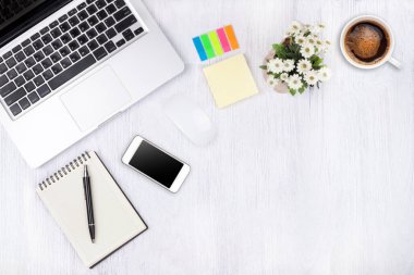 Beyaz tabl üstten görünüm laptop ya da defter çalışma ofisi