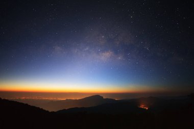 Samanyolu Galaksisi Doi inthanon Chiang Mai, Tayland 'da gün doğumundan önce aydınlık şehir ile.