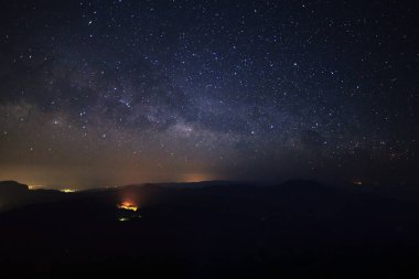 Kainatta yıldızlar ve uzay tozuyla Samanyolu Galaksisi