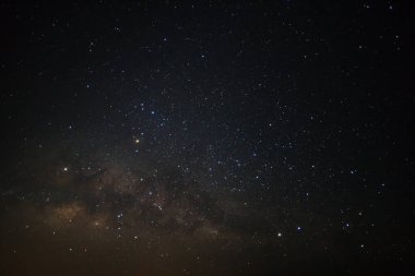 Kainatta yıldızlar ve uzay tozuyla Samanyolu Galaksisi