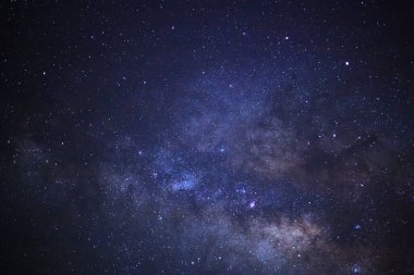 Kainatta yıldızlar ve uzay tozuyla Samanyolu Galaksisi