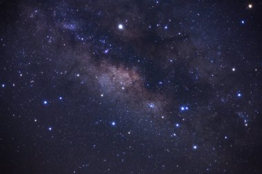 Kainatta yıldızlar ve uzay tozuyla Samanyolu Galaksisi