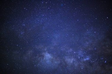 Kainatta yıldızlar ve uzay tozuyla Samanyolu Galaksisi