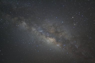 Kainatta yıldızlar ve uzay tozuyla Samanyolu Galaksisi