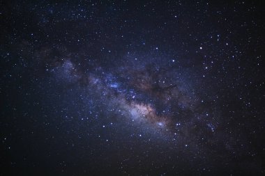 Kainatta yıldızlar ve uzay tozuyla Samanyolu Galaksisi