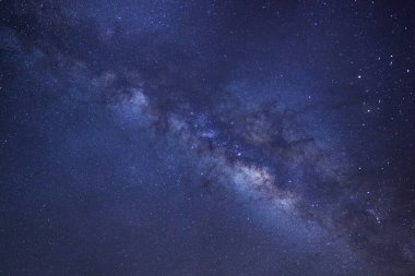 Kainatta yıldızlar ve uzay tozuyla Samanyolu Galaksisi