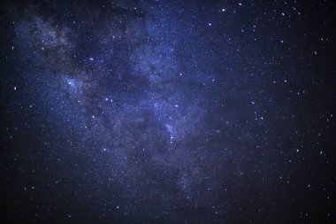 Kainatta yıldızlar ve uzay tozuyla Samanyolu Galaksisi