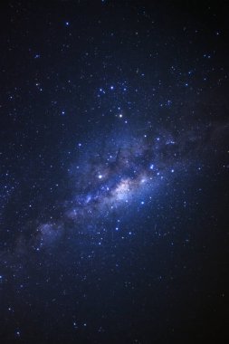 Kainatta yıldızlar ve uzay tozuyla Samanyolu Galaksisi