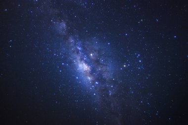 Kainatta yıldızlar ve uzay tozuyla Samanyolu Galaksisi