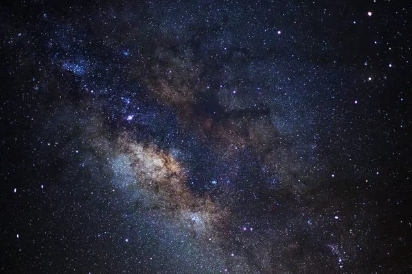 Kainatta yıldızlar ve uzay tozuyla Samanyolu Galaksisi