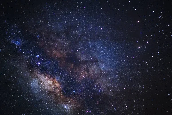 Kainatta yıldızlar ve uzay tozuyla Samanyolu Galaksisi