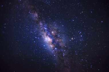 Kainatta yıldızlar ve uzay tozuyla Samanyolu Galaksisi