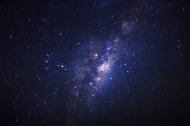 açıkça Samanyolu galaksisinin yıldız ve evrenin uzay tozu ile 