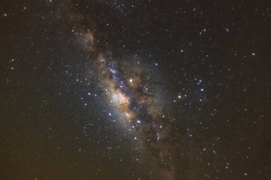 Kainatta yıldızlar ve uzay tozuyla Samanyolu Galaksisi