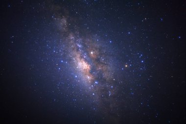 açıkça Samanyolu galaksisinin yıldız ve evrenin uzay tozu ile 