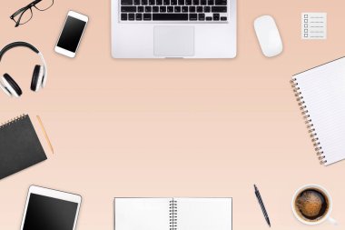 Laptop tableti, akıllı telefon ve kahve fincanı olan modern çalışma alanı renk arkaplanının fotokopisi. Üst Manzara. Düzleştirme biçimi.