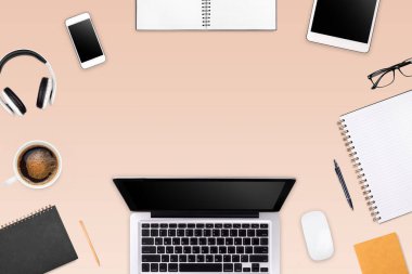Laptop tableti, akıllı telefon ve kahve fincanı olan modern çalışma alanı renk arkaplanının fotokopisi. Üst Manzara. Düzleştirme biçimi.