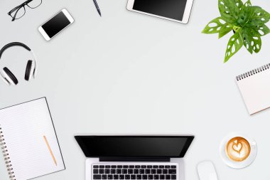 Laptop tableti, akıllı telefon ve kahve fincanı olan modern çalışma alanı renk arkaplanının fotokopisi. Üst Manzara. Düzleştirme biçimi.