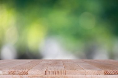 Ahşap masa bokeh yeşil zemin üzerine - üstü montaj için kullanılabilir veya ürün görüntüleme