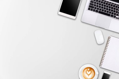 Laptop tableti, akıllı telefon ve kahve fincanı olan modern çalışma alanı ahşap arka planda. Üst Manzara. Düzleştirme biçimi.