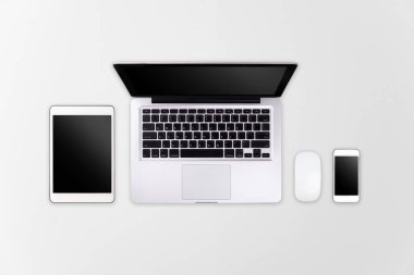 Laptop tableti akıllı telefon ve kahve mavi arkaplanda metin alanı ve kopyalama alanı ile