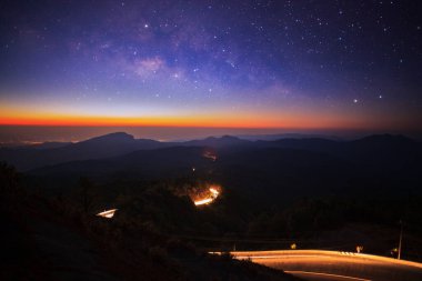 Samanyolu Galaksisi 'nin yıldızları ve uzay tozlarıyla Doi inthanon Chiang Mai, Tayland' da